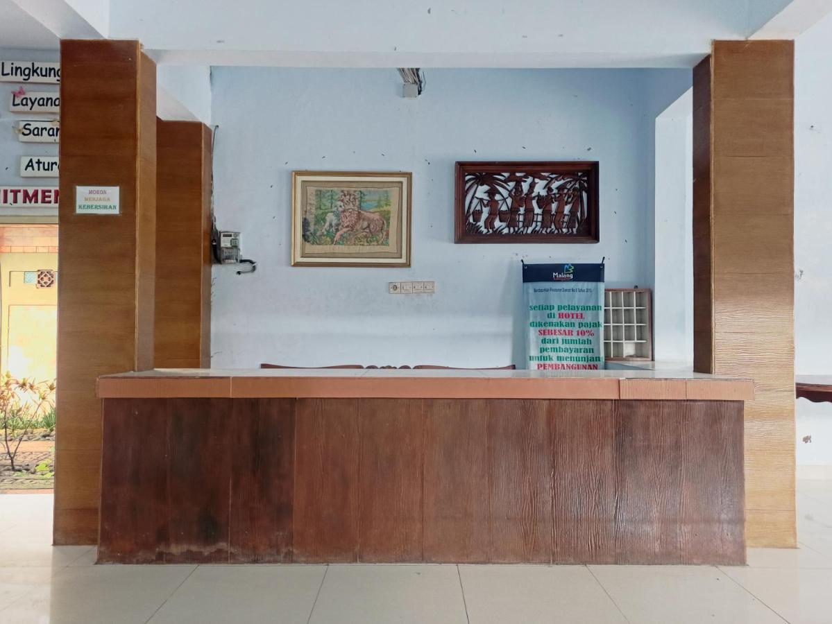 Oyo 90093 Dw Hotel Malang Ngoại thất bức ảnh