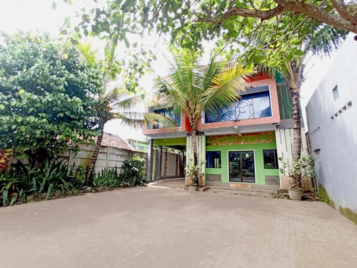 Oyo 90093 Dw Hotel Malang Ngoại thất bức ảnh
