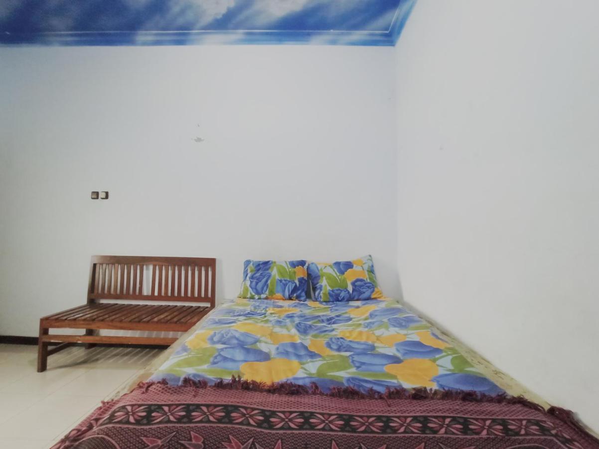 Oyo 90093 Dw Hotel Malang Ngoại thất bức ảnh