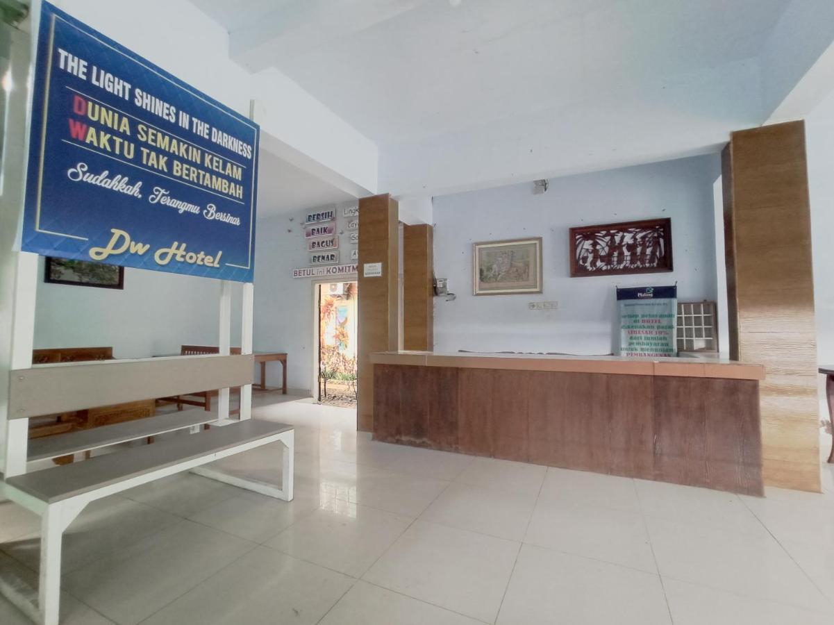 Oyo 90093 Dw Hotel Malang Ngoại thất bức ảnh