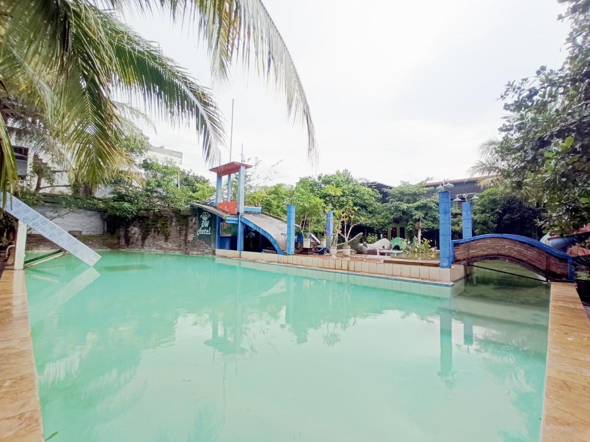 Oyo 90093 Dw Hotel Malang Ngoại thất bức ảnh