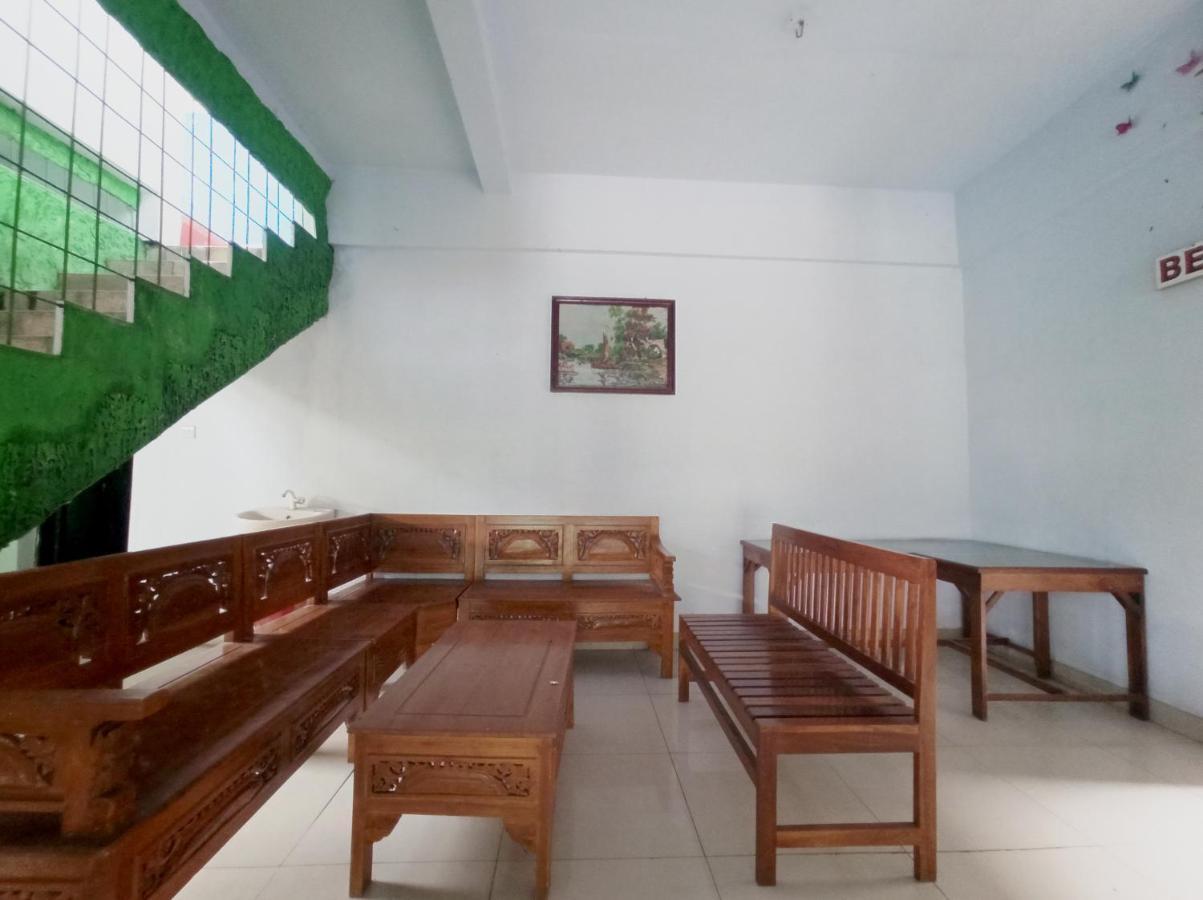 Oyo 90093 Dw Hotel Malang Ngoại thất bức ảnh